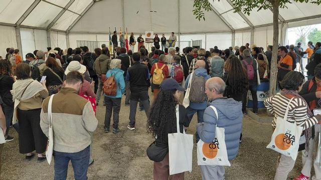 Carpa llena en Ayerbe durante las intervenciones de las autoridades en el Siacot.