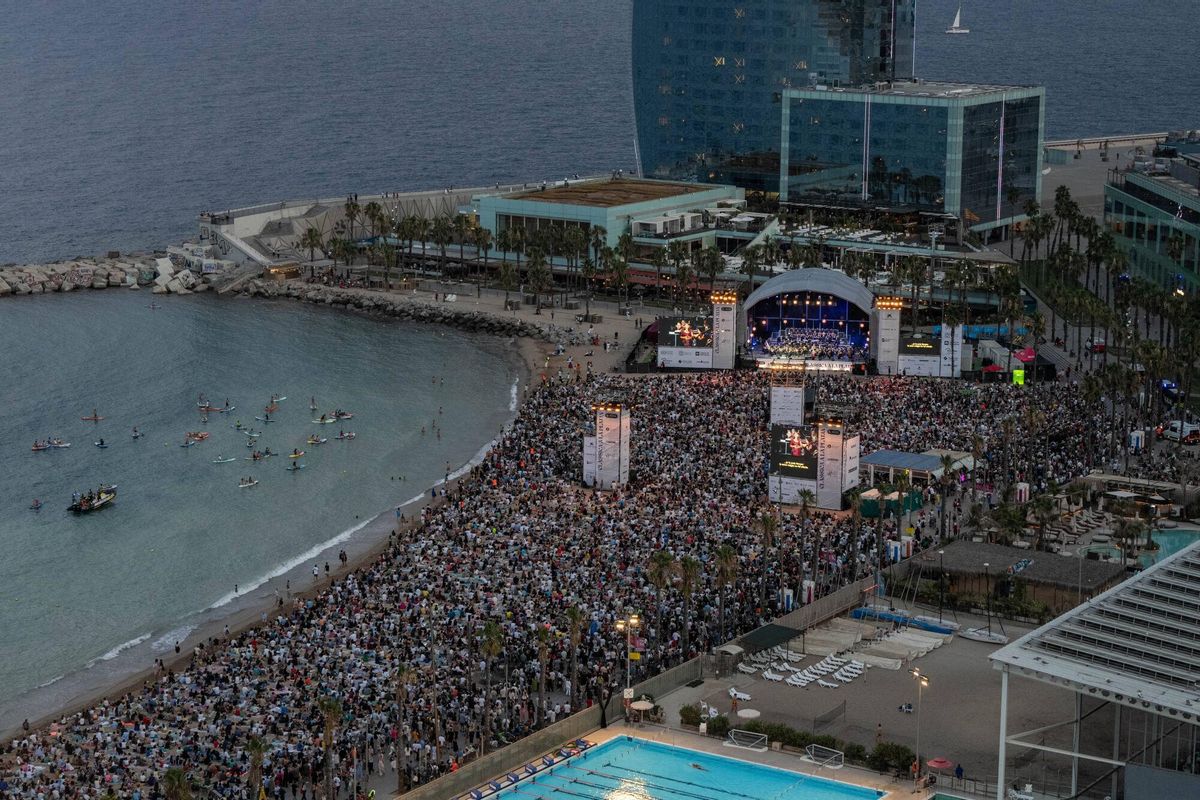Más de 30.000 personas vibran en el segundo día de Clàssica a la Platja en la Barceloneta