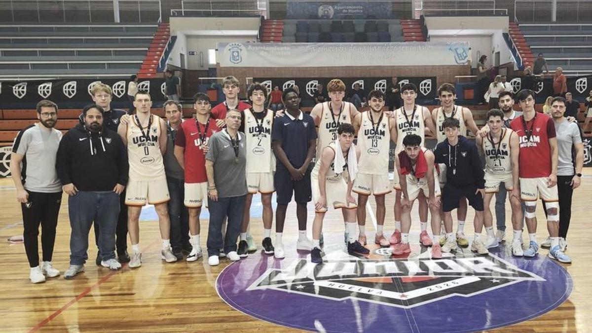 Plantilla del equipo júnior UCAM Murcia Juver en el Campeonato de España.