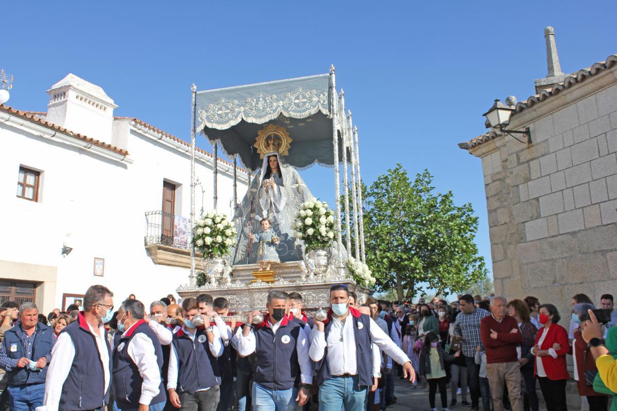 La Virgen de la Luz sale a hombros de sus devotos por las calles de Arroyo de la Luz.