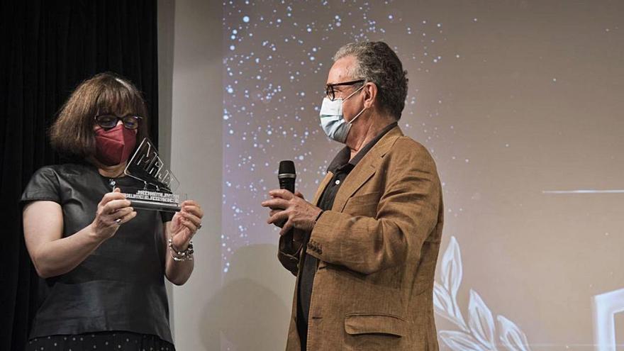 La directora Judith Colell recull de Ferran Rañé el Premi d&#039;Honor del Clam