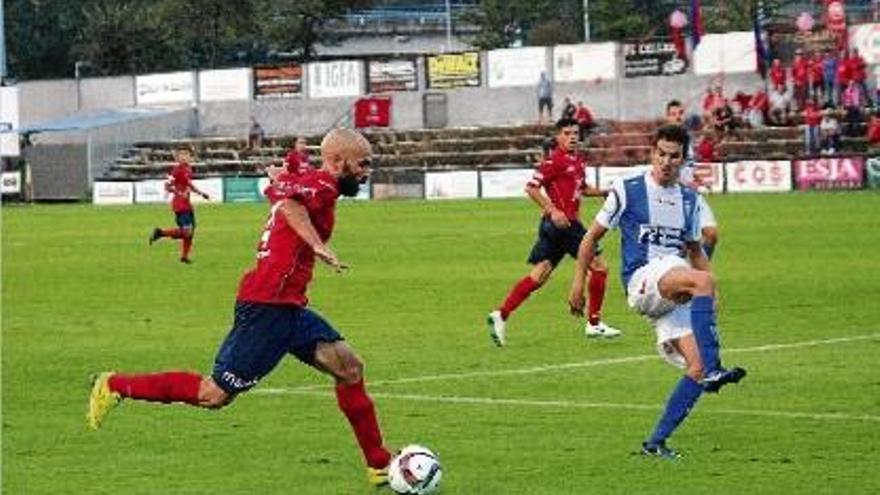 Juanjo Prior en una acció del partit de la primera jornada, contra l&#039;Alcoià.