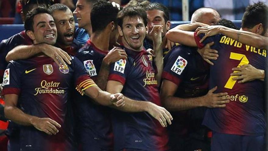 Los jugadores del Barcelona celebran el gol de Villa.