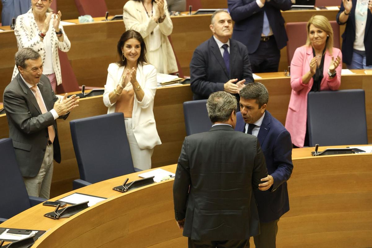 Mazón y el síndic de Vox se saludan tras aprobar los presupuestos en las Corts.
