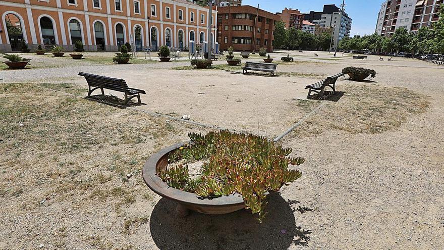 33 Arrabal 8 El césped de la explanada de la Estación del Norte sufre las consecuencias del calor y la falta de riego. | ÁNGEL DE CASTRO