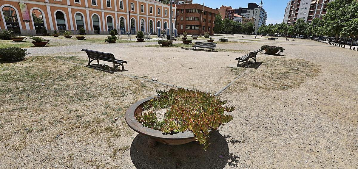 33 Arrabal 8 El césped de la explanada de la Estación del Norte sufre las consecuencias del calor y la falta de riego. | ÁNGEL DE CASTRO