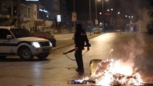 Las fuerzas de seguridad buscan en Ettadhamen, en la periferia de Túnez, a algunos participantes en las protestas, en la noche del miércoles.