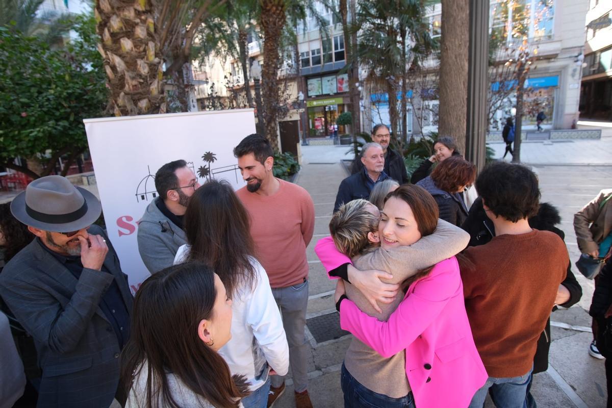 Marian Campello tras la presentación de su candidatura, abrazándose con la síndica de Compromís