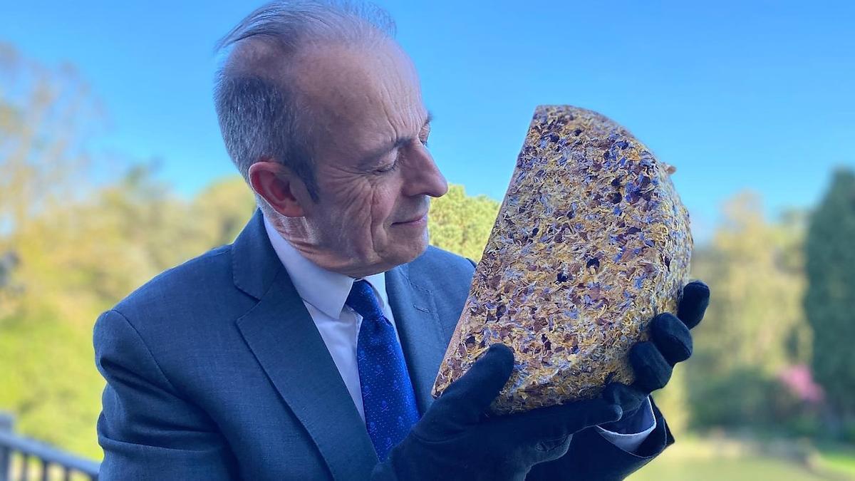 Toni Gerez, con uno de los más de 300 quesos que ofrece en Castell Peralada Restaurant. Toni Gerez, con uno de los más de 300 quesos que ofrece en Castell Peralada Restaurant.