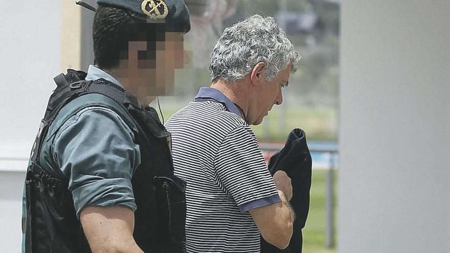 Ángel María Villar, acompañado de un guardia civil durante el registro de la sede de la Federación.