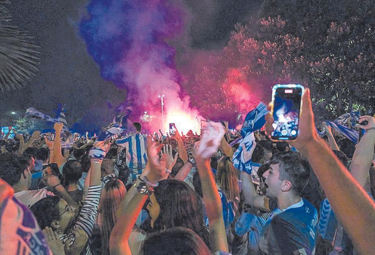 Miles de malaguistas celebraron por las calles hasta la madrugada.