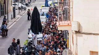 Hasta siete horas de cola en Barcelona para acceder al informe de vulnerabilidad de la regularización: "Lo que quiero es trabajar bien"