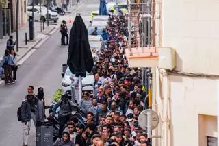 Regularización extraordinaria: caos y largas colas en Barcelona en la primera jornada del dispositivo del Ayuntamiento