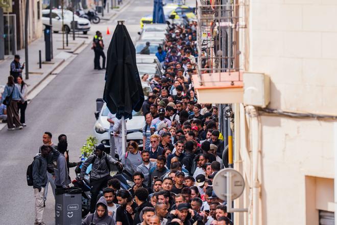 Barcelona estrena con colas de hasta siete horas y confusión su dispositivo para asesorar a migrantes en el proceso de regularización