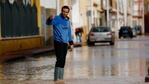 Un vecino camina por una de las calles inundadas en San Pedro del Pinatar, en Murcia, tras el paso de la borrasca Gloria esta semana.