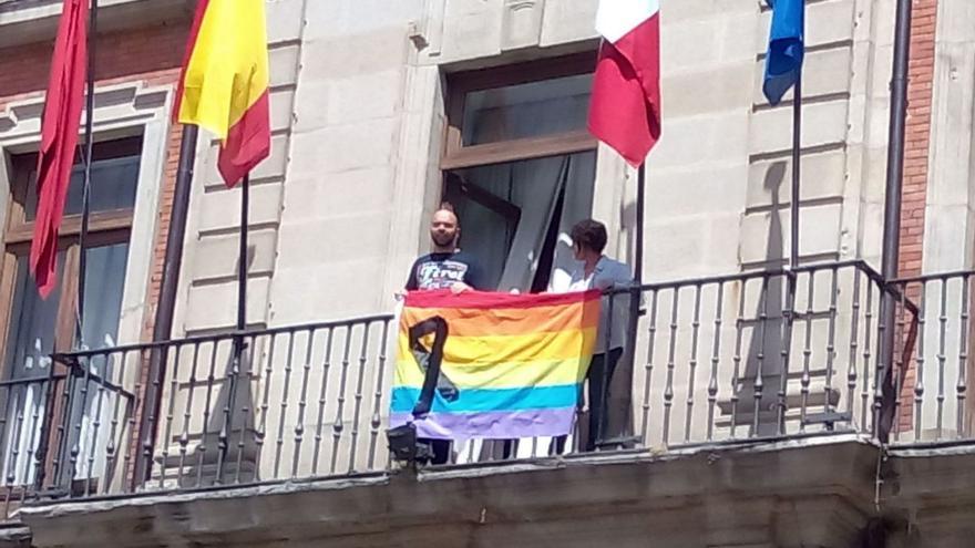 Los concejales de IU en el Ayuntamiento de Zamora cuelgan la bandera LGTBIQ+ tras la masacre de Orleans.
