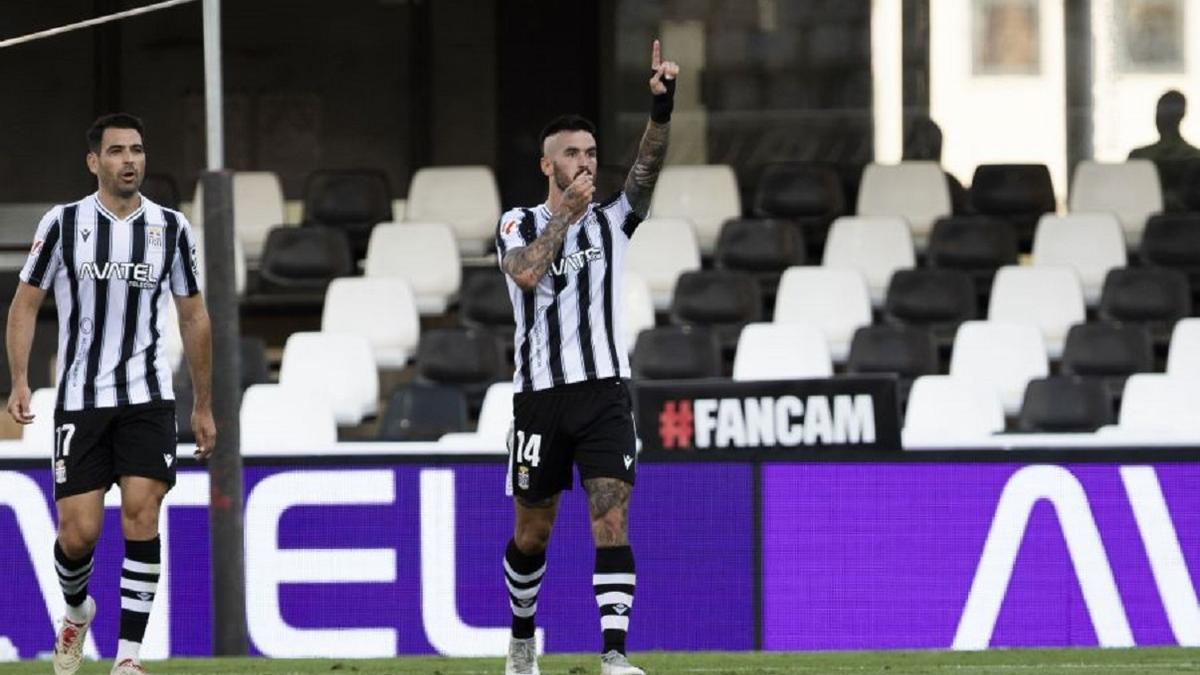Álex Millán celebra un gol con el FC Cartagena esta temporada.