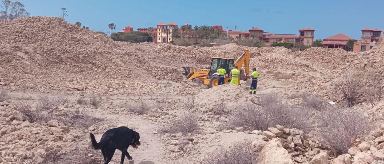 Maquinaria y operarios en el momento del desalojo. | | CÁRITAS