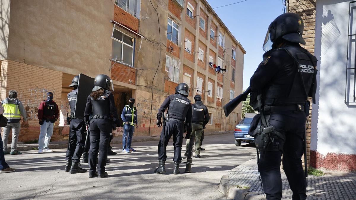 La Policía Nacional realizó una gran redada en Lo Campano contra las drogas.
