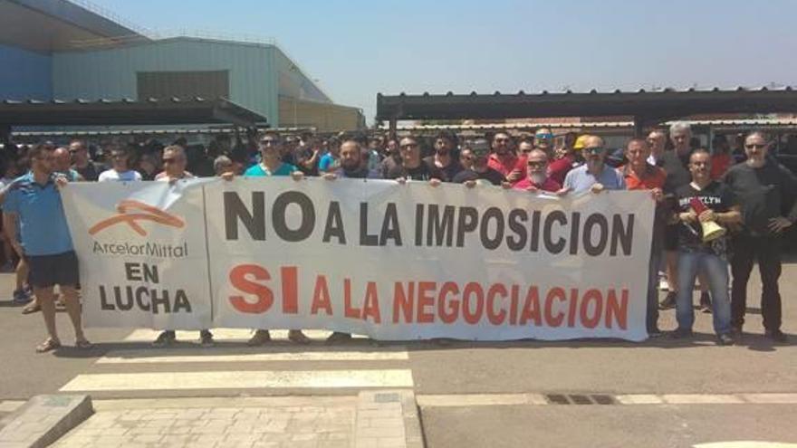 Concentración de trabajadores de ArcelorMittal.