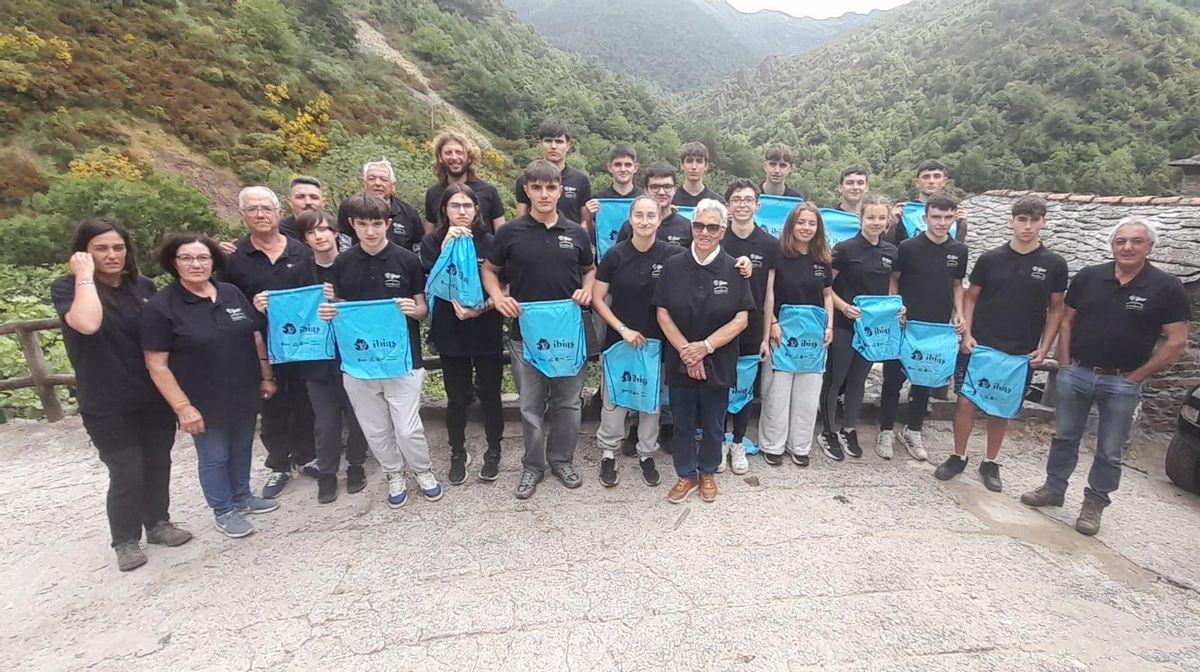 Foto de familia de los participantes en la actividad realizada en Ibias.