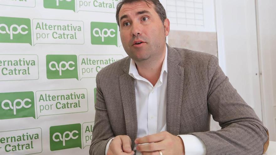 El alcalde de Catral acusa a la oposición de querer repartirse puestos y retribuciones en organismos supramunicipales