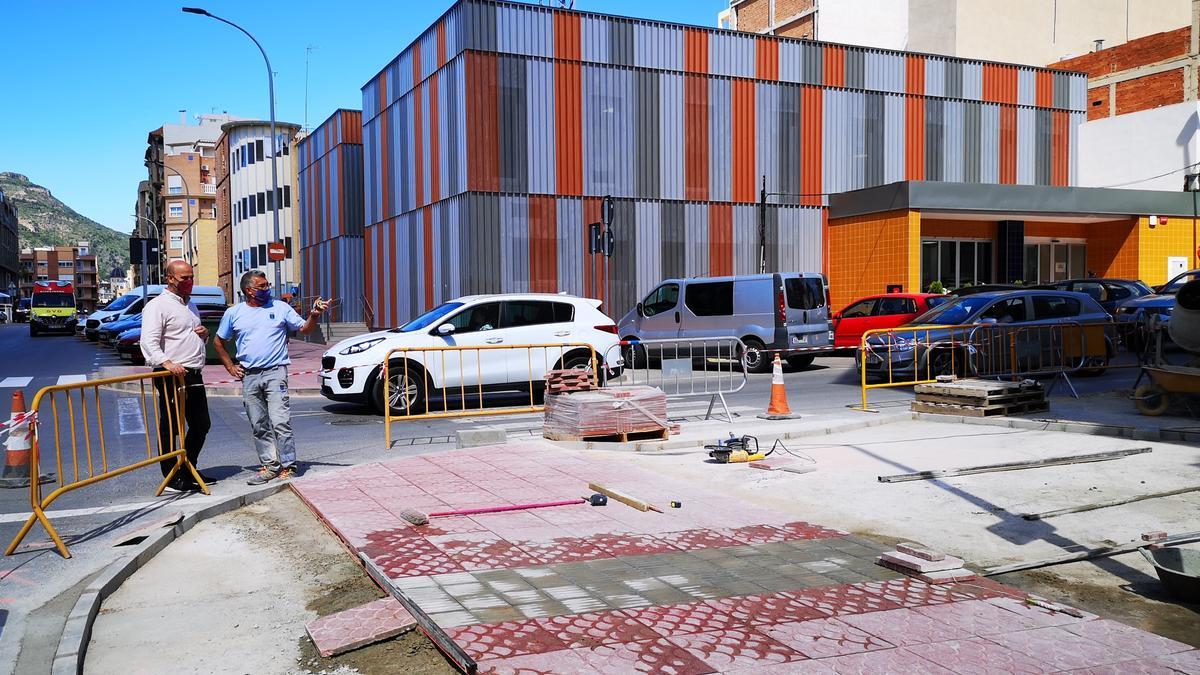 El concejal de Urbanismo, Javier Ferreres, en una visita a la zona objeto de las mejoras, junto al centro de salud.