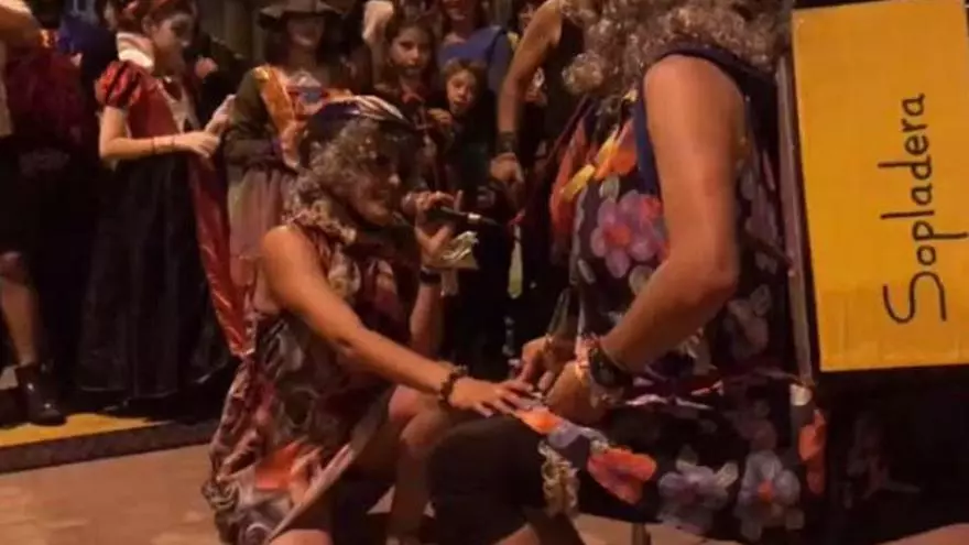 Pedida de mano carnavalera de una pareja de repartidores de 'Sopladera'