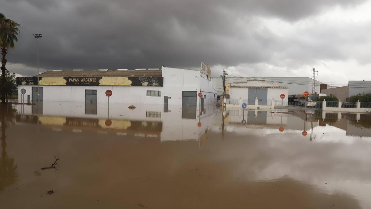 Polígono industrial de Alberich inundado tras las lluvias del martes.