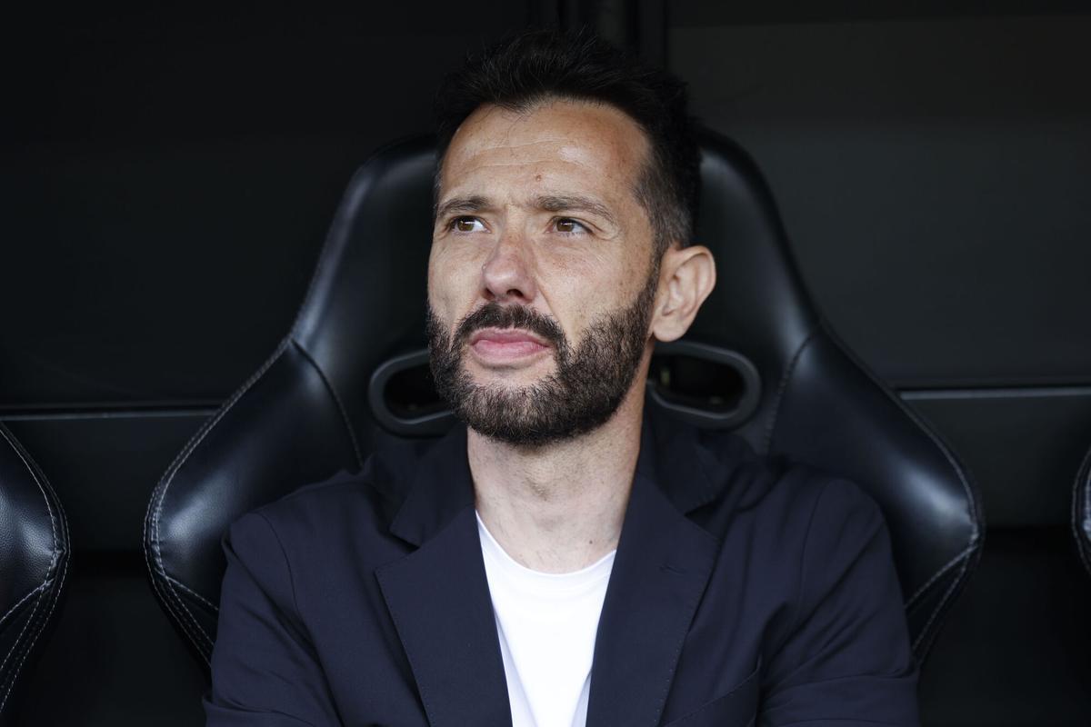 El entrenador del Valencia, Carlos Corberán, durante el partido de la jornada 34 de LaLiga EA Sports entre el Valencia y el Atlético de Madrid en Mestalla