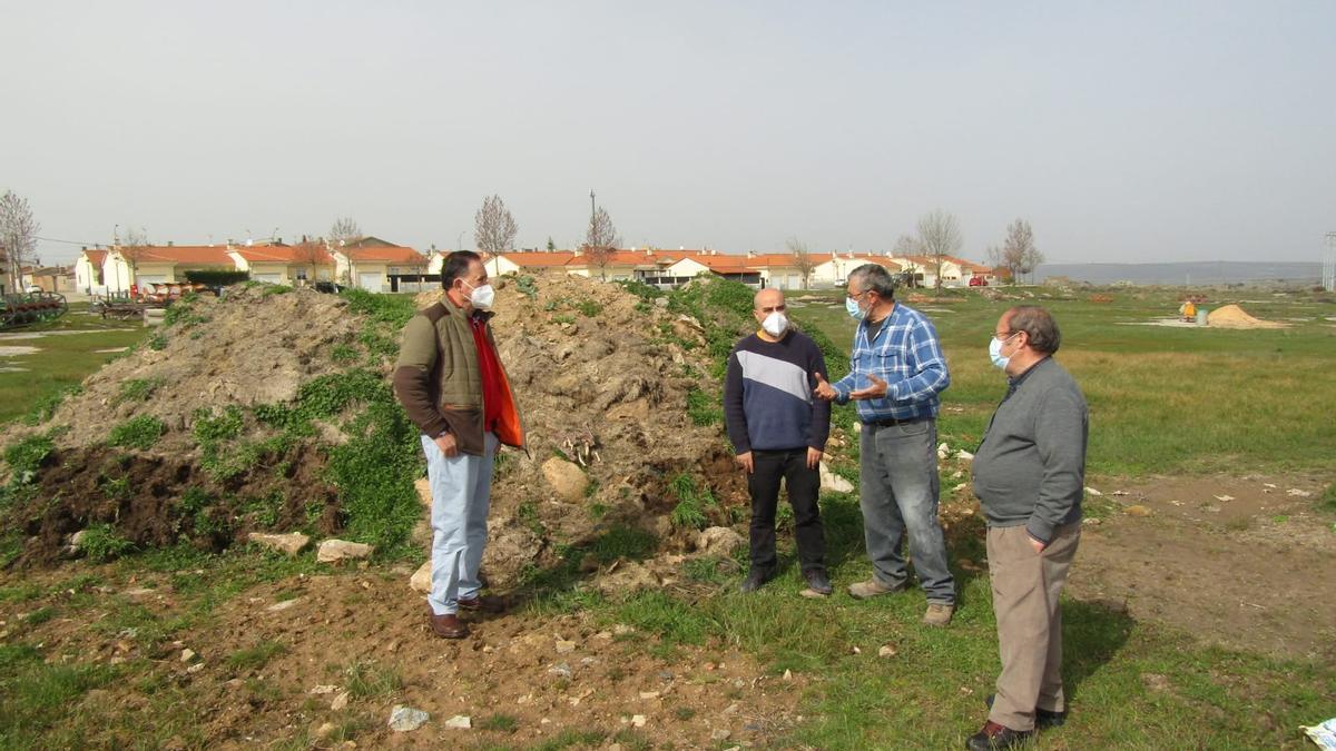 Los concejales Ignacio Rodrigo, Benjamín Lorenzo y Ángel Rapado con el Portavoz del PSOE en la Diputación, Eduardo Folgado, en la visita a la zona de las obras de la piscina municipal donde aparecieron los restos óseos