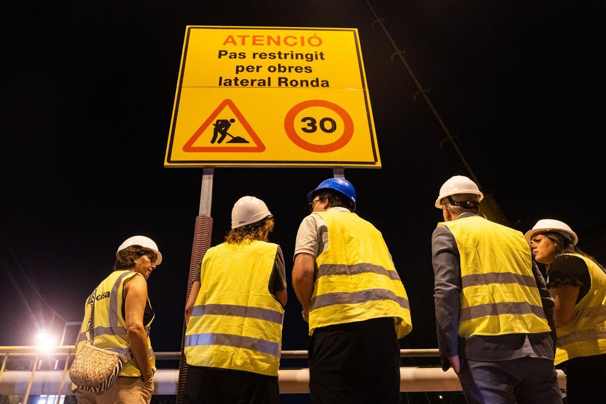 La Guardia Urbana cortará el tránsito en los dos sentidos cuatro noches por semana entre las salidas 5 y 6, mientras una enorme grúa instala 56 prelosas