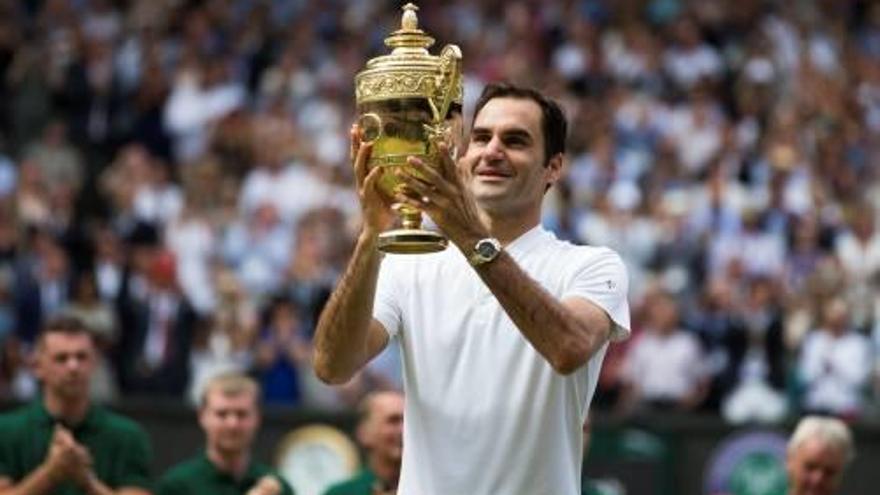 Federer aixeca el seu vuitè trofeu a Wimbledon.