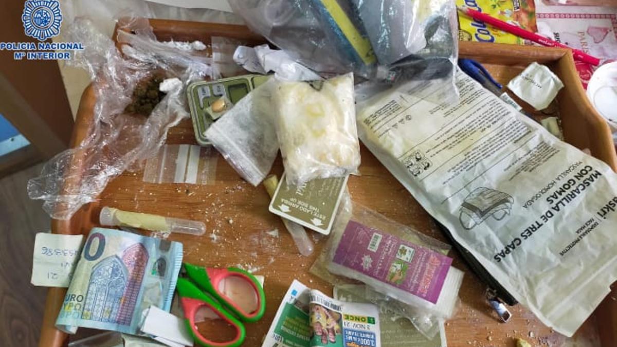 Sustancias encontradas por los agentes en la habitación del hotel de la detenida