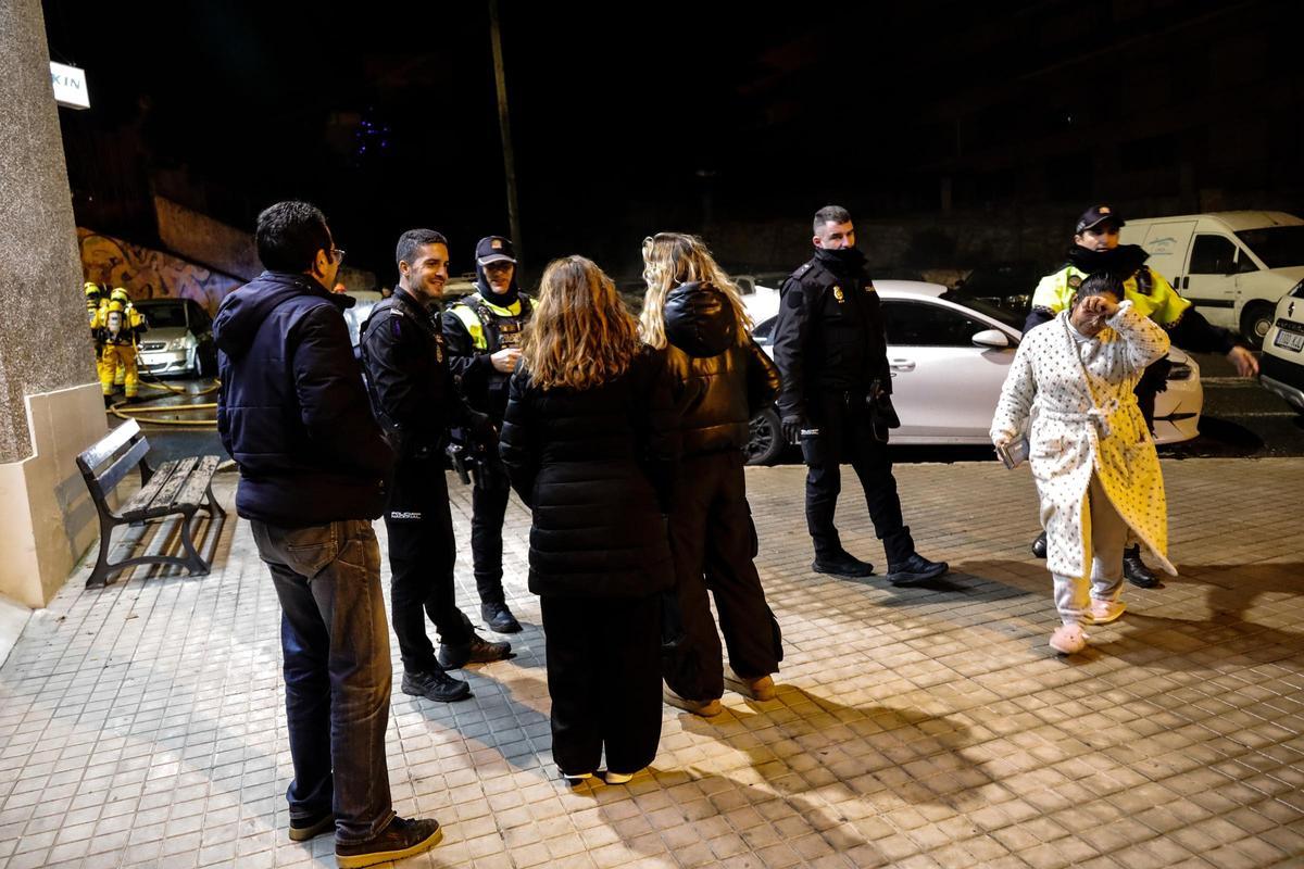 Imágenes del incendio de coches en Alcoy