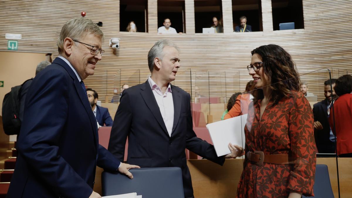 Ximo Puig, Héctor Illueca y Aitana Mas, en las Cortes Valencianas.