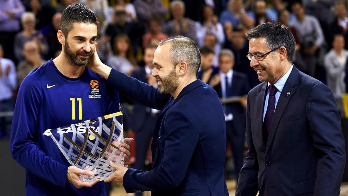 Navarro recibe una plaza conmemorativa de manos de Iniesta ante Bartomeu.