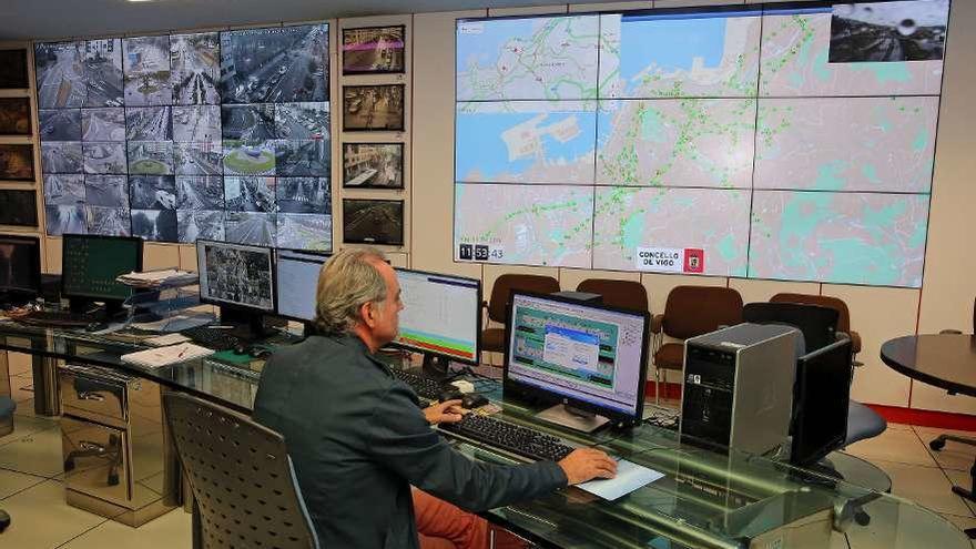 Centro de control de tráfico, con los nuevos paneles, situado en la planta baja del ayuntamiento. // Marta G. Brea