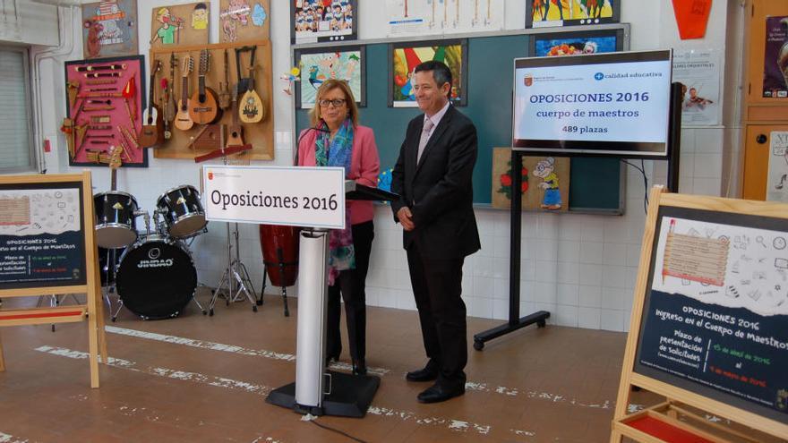 La consejera de Educación, María Isabel Sánchez-Mora, y el director general de Planificación y Recursos Humanos, Enrique Ujaldón, en la presentación de los detalles de la oposición