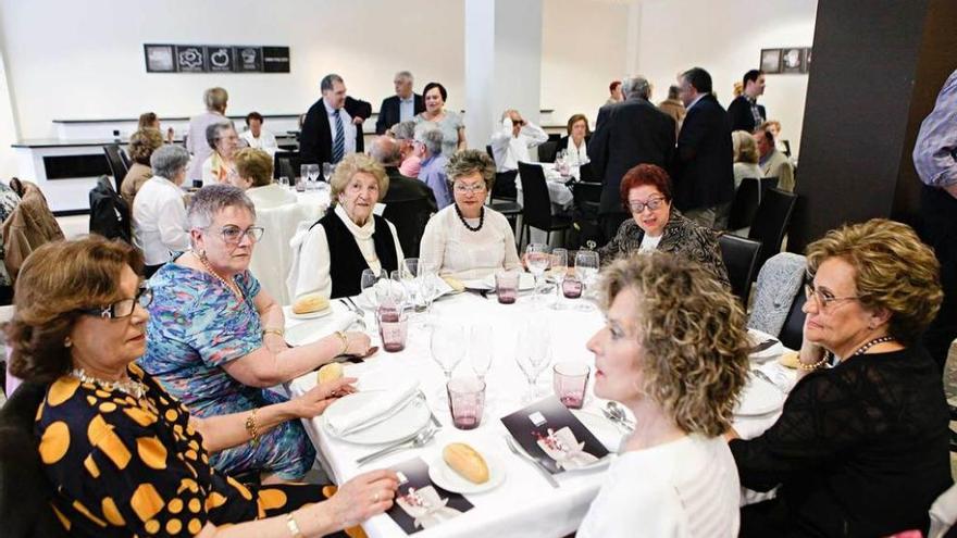 Asistentes a la comida de hermandad por los 50 años de la parroquia del Corazón de María.