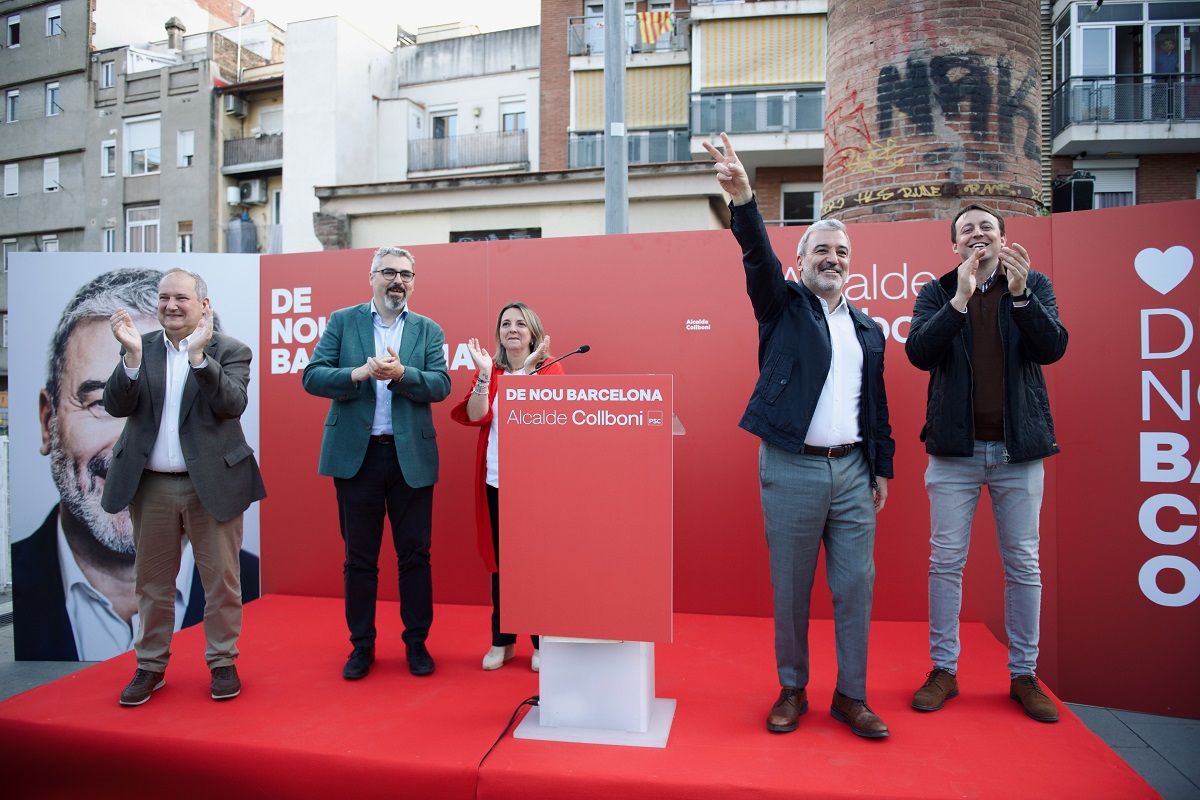 El candidato del PSC, Jaume Collboni, en el mitin en Les Corts con Jordi Hereu y el eurodiputado Javi López