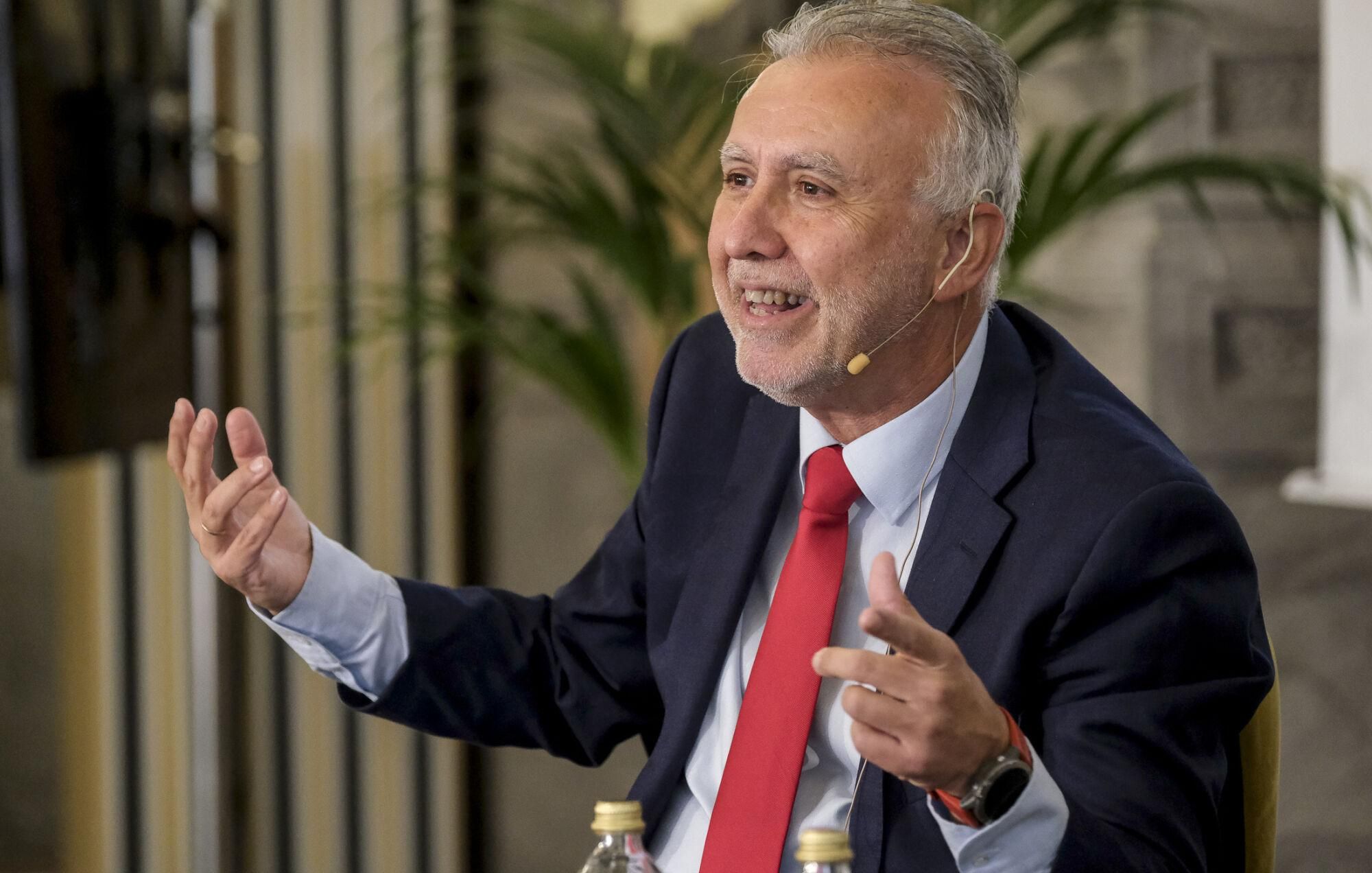 Encuentro informativo con Ángel Víctor Torres, ministro de Política Territorial y Memoria Democrática de España 