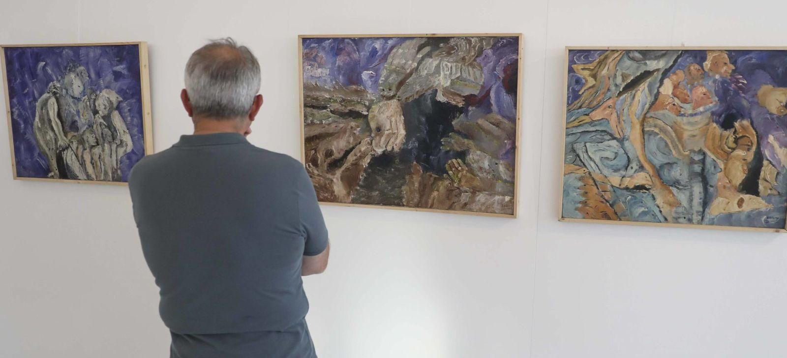 Visitantes observando la muestra de Xastre.
