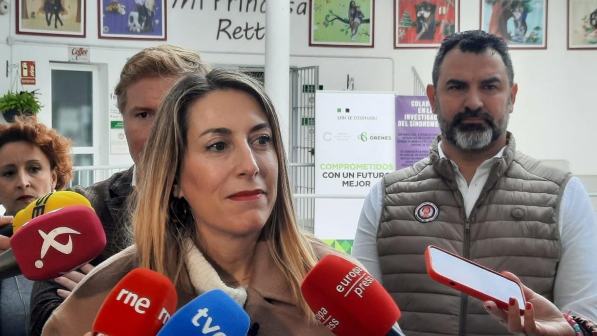 La presidenta de la Junta de Extremadura, María Guardiola, atiende a los medios en Badajoz.