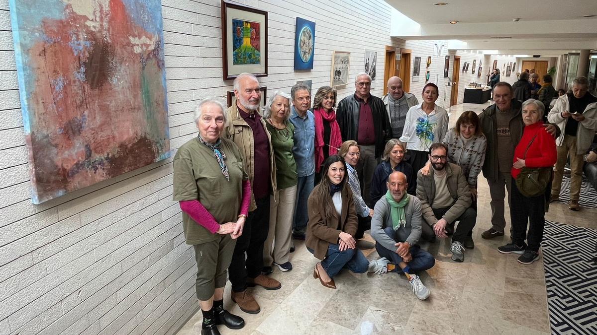 Los participantes en la exposición, durante la inauguración de esta mañana.