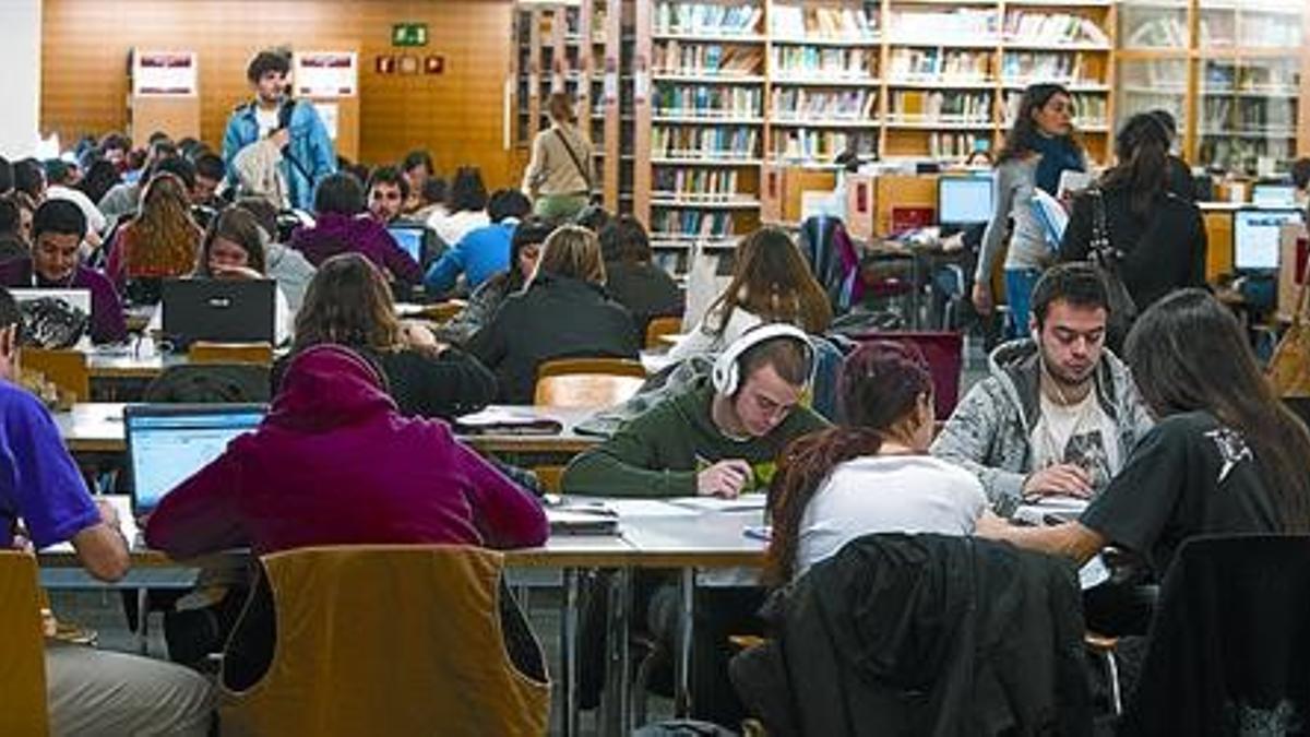 Estudiantes en una sala de estudio del campus de la Ciutadella de la Universitat Pompeu Fabra, en Barcelona.