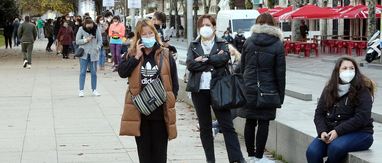 Decenas de personas hacen cola en el punto de atención móvil del Sergas para hacerse pruebas PCR de forma gratuita en el entorno del Náutico de Vigo