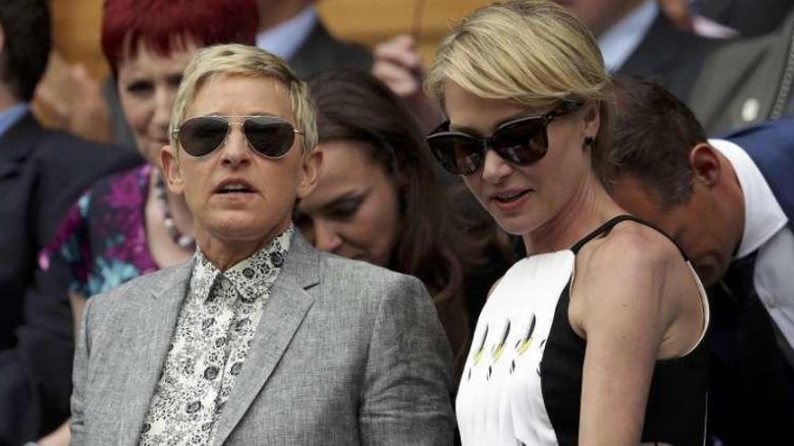 Ellen DeGeneres, con su mujer, durante el partido.