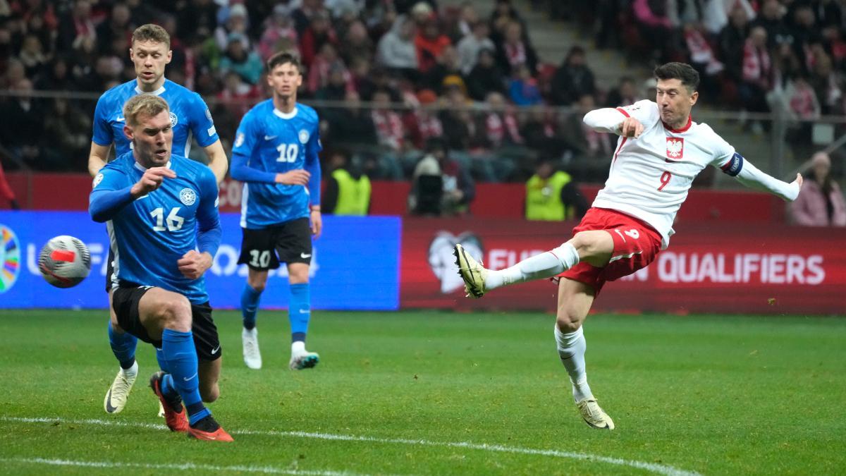 Lewandowski durante un partido con Polonia