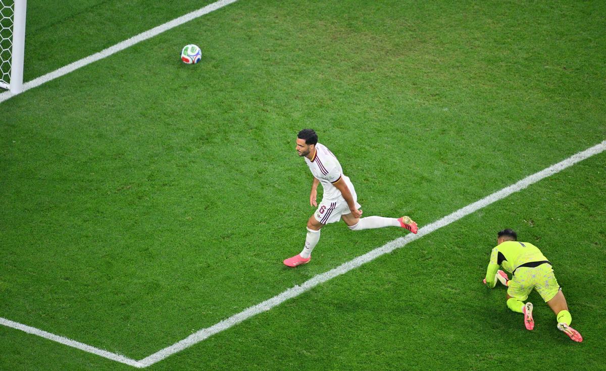 Mikel Merino bate a Diogo Costa en el partiudo entre España y POrtugal del Mundial